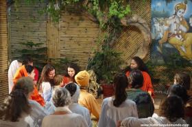 RED_012_Papo_com_Pujya_Swamiji_em_Rishikesh