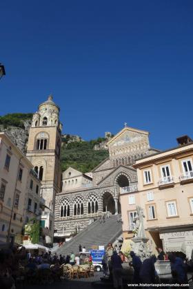 RED_Praça_central_de_Amalfi_e_Catedral__ok