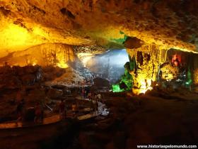 RED_013_Surprising_Cave_em_Halong_Bay